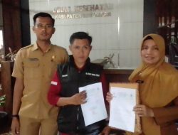 Media Grup Globalindo dan LSM GMBI Distrik Way Kanan Layangkan Surat ke Bupati dan Dinkes Terkait Dugaan Malapraktik. Way Kanan, 29 Desember 2025 – Media Grup Globalindo bersama Lembaga Swadaya Masyarakat (LSM) Gerakan Masyarakat Bawah Indonesia (GMBI) Distrik Way Kanan secara resmi melayangkan surat kepada Bupati Way Kanan dan Dinas Kesehatan Kabupaten Way Kanan. Surat tersebut berkaitan dengan dugaan terjadinya malapraktik medis yang terjadi beberapa waktu lalu di wilayah Kabupaten Way Kanan yang menyebabkan Korban Petrus Sudiono Meninggal Dunia. Langkah tersebut diambil sebagai bentuk kepedulian terhadap hak masyarakat dalam mendapatkan pelayanan kesehatan yang aman, profesional, dan sesuai dengan standar operasional prosedur (SOP). Media Grup Globalindo dan LSM GMBI menilai bahwa dugaan kejadian tersebut perlu mendapatkan perhatian serius dari pemerintah daerah dan instansi terkait apalagi hal tersebut sampai menimbulkan korban jiwa. Dalam surat yang disampaikan, Media Grup Globalindo dan LSM GMBI meminta Bupati Way Kanan serta Dinas Kesehatan untuk melakukan klarifikasi, evaluasi, dan investigasi secara menyeluruh terhadap dugaan malapraktik tersebut. Hal ini penting guna memastikan kebenaran informasi yang beredar serta memberikan keadilan bagi pihak yang dirugikan. Bustam ketua LSM GMBI Distrik Way Kanan menegaskan bahwa pihaknya tidak bermaksud menyudutkan tenaga medis maupun institusi kesehatan tertentu. Namun, menurutnya, transparansi dan akuntabilitas dalam pelayanan kesehatan merupakan hal yang wajib dijunjung tinggi demi menjaga kepercayaan masyarakat. “Jika memang tidak terbukti, maka harus dijelaskan secara terbuka kepada publik. Sebaliknya, jika ditemukan adanya pelanggaran, kami berharap ada tindakan tegas sesuai dengan peraturan perundang-undangan yang berlaku,” ujarnya. Sementara itu, Media Grup Globalindo menyatakan bahwa pemberitaan dan langkah korespondensi ini dilakukan berdasarkan fungsi pers sebagai kontrol sosial. Media memiliki kewajiban untuk menyampaikan informasi kepada masyarakat sekaligus mendorong penyelesaian persoalan secara objektif dan berimbang. Hingga berita ini diturunkan, pihak Bupati Way Kanan maupun Dinas Kesehatan setempat belum memberikan pernyataan resmi terkait surat yang dilayangkan tersebut. Media Grup Globalindo dan LSM GMBI Distrik Way Kanan menyatakan akan terus memantau perkembangan dan menunggu respons resmi dari pihak terkait. (BASRI SALAM)