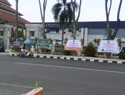 Laskar Jenggolo Kirim Karangan Bunga Duka ke DPRD Sidoarjo, Sindir Mandulnya Fungsi Legislatif